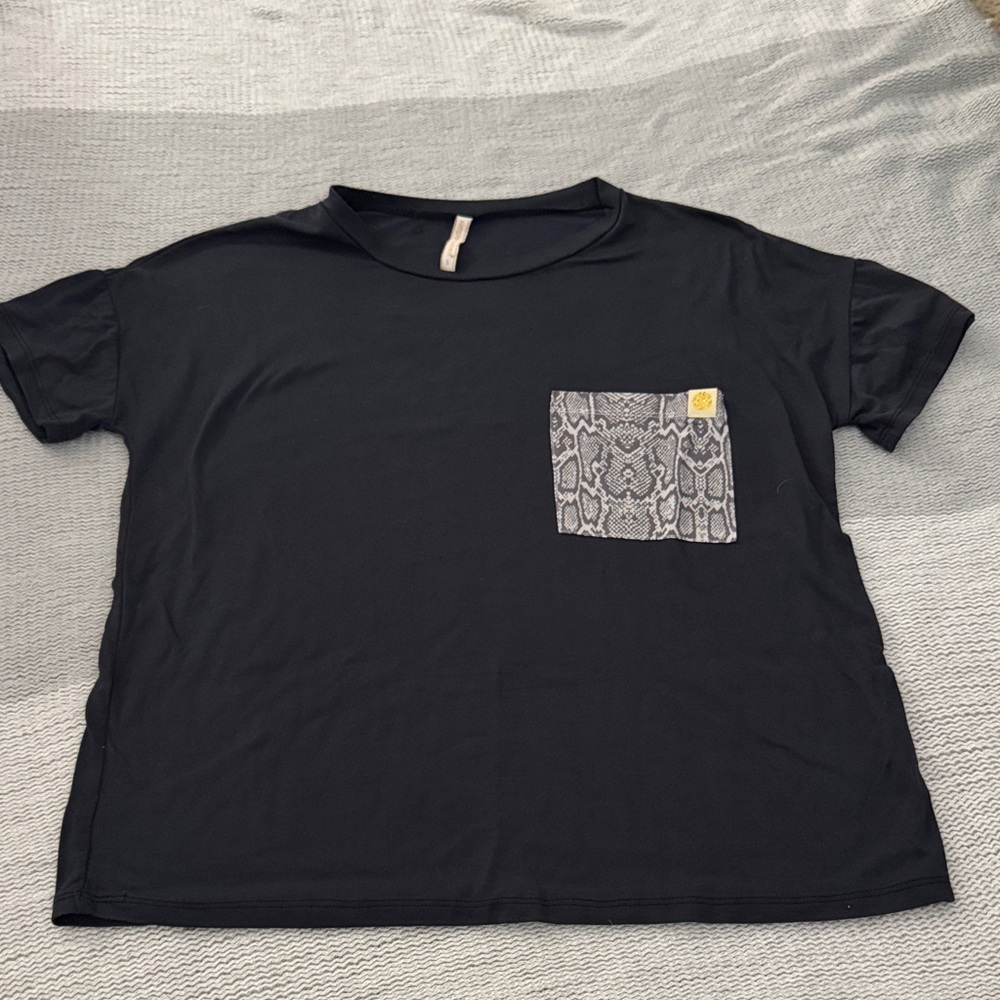 Simply Southern Charcoal Pocket Tee size small